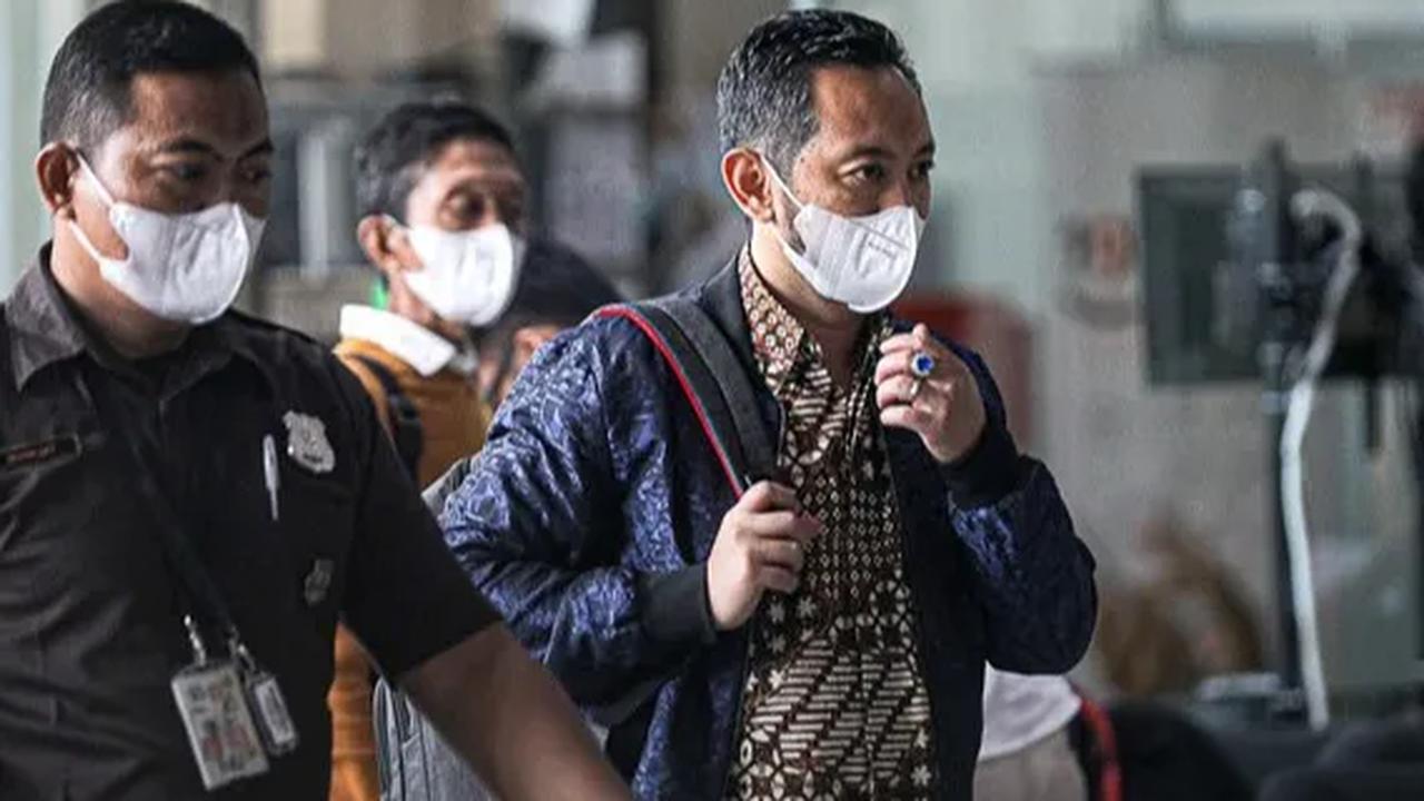 Untuk Andhi Pramono, KPK menjeratnya dalam kasus dugaan penerimaan gratifikasi di DJBC Kemenkeu dan Tindak Pidana Pencucian Uang (TPPU).