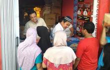 Ria Saptarika jual sembako murah buat warga Batam