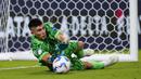 Kiper Timnas Uruguay, Sergio Rochet berhasil menggagalkan eksekusi penalti gelandang Timnas Kanada, Ismael Kone pada babak adu penalti perebutan tempat ketiga Copa America 2024 di Bank of America Stadium, Charlotte, Amerika Serikat, Minggu (14/7/2024) pagi WIB. (AP Photo/Jacob Kupferman)