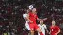 Pemain Timnas Indonesia U-23, Robi Darwis (kiri) berduel di udara dengan pemain Vietnam, Van Truong Nguyen (kanan) pada final Piala AFF U-23 2025 antara Indonesia U-23 vs Vietnam yang berlansung di Stadion Utama Gelora Bung Karno, Selasa (29/7/2025) malam WIB.