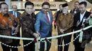 Ketua DPR RI Setya Novanto (kedua kiri) didampingi Fadli Zon (ketiga kanan) bersama pakar keris Indonesia Haryono Haryoguritno (kedua kanan) membuka Pameran Keris Nusantara dalam rangka Harkitnas, Jakarta (20/5/2015). (Liputan6.com/Andrian M Tunay)
