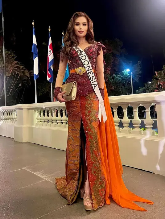 Fabienne kembali mengenakan kebaya saat mengunjungi Istana Kepresidenan.
Ia sukses memancarkan pesonanya yang anggun dibalut kebaya Bali rancangan Desak Made Arisanthi Dewi. [@fabienne_fng]
