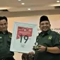Ketua Umum Partai Bulan Bintang (PBB) Yusril Ihza Mahendra (kiri) menunjukkan bingkai nomor urut 19 di Kantor KPU, Jakarta, Selasa (6/3). (Merdeka.com/Iqbal Nugroho)