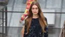 Model Gigi Hadid berjalan di catwalk mengenakan outfit serba hitam koleksi desainer Virginie Viard ready-to-wear 2020 dari rumah mode Chanel di Paris Fashion Week, di Prancis (1/10/2019). (AFP Photo/Christophe Archambault)