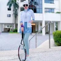 Akhir-akhir ini Syahrini kerap membagikan foto dan video dirinya saat bermain tenis. Walaupun sedang berolahraga, ia tetap memperhatikan penampilan. [Instagram/princessyahrini]