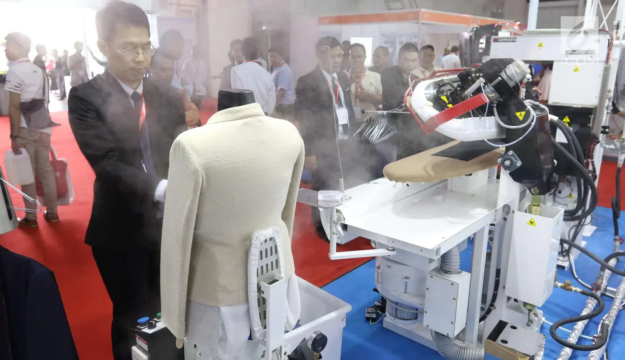 Penjaga stan mempraktekan produk selama pameran Expo Clean dan Expo Laundry 2018, Jakarta, Selasa (27/3). Pameran tersebut merupakan pameran dagang yang menampilkan produk dan jasa dalam industri cleaning dan laundry. (Liputan6.com/Angga Yuniar)
