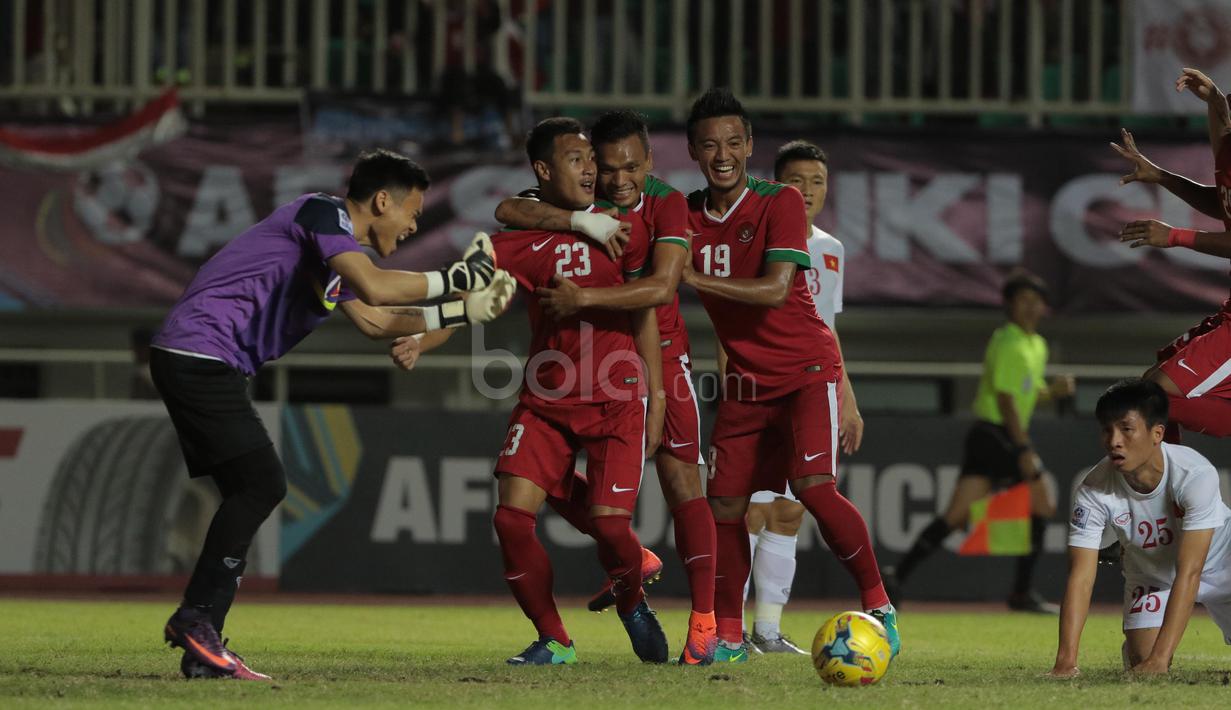 Ekspresi pemain Timnas Indonesia, Hansamu Yama Pranata, setelah mencetak gol ke gawang Vietnam dalam laga leg pertama semifinal Piala AFF 2016 di Stadion Pakansari, Bogor, Sabtu (3/12/2016). Babak pertama skor imbang 1-1. (Bola.com/Nicklas Hanoatubun)