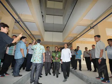 Kamis (14/8/14), Gubernur DKI Jakarta Jokowi meninjau tower baru Rusun Cipinang Besar Selatan, Jakarta.(Liputan6.com/Herman Zakharia) 