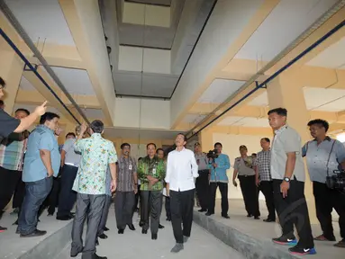 Kamis (14/8/14), Gubernur DKI Jakarta Jokowi meninjau tower baru Rusun Cipinang Besar Selatan, Jakarta.(Liputan6.com/Herman Zakharia) 