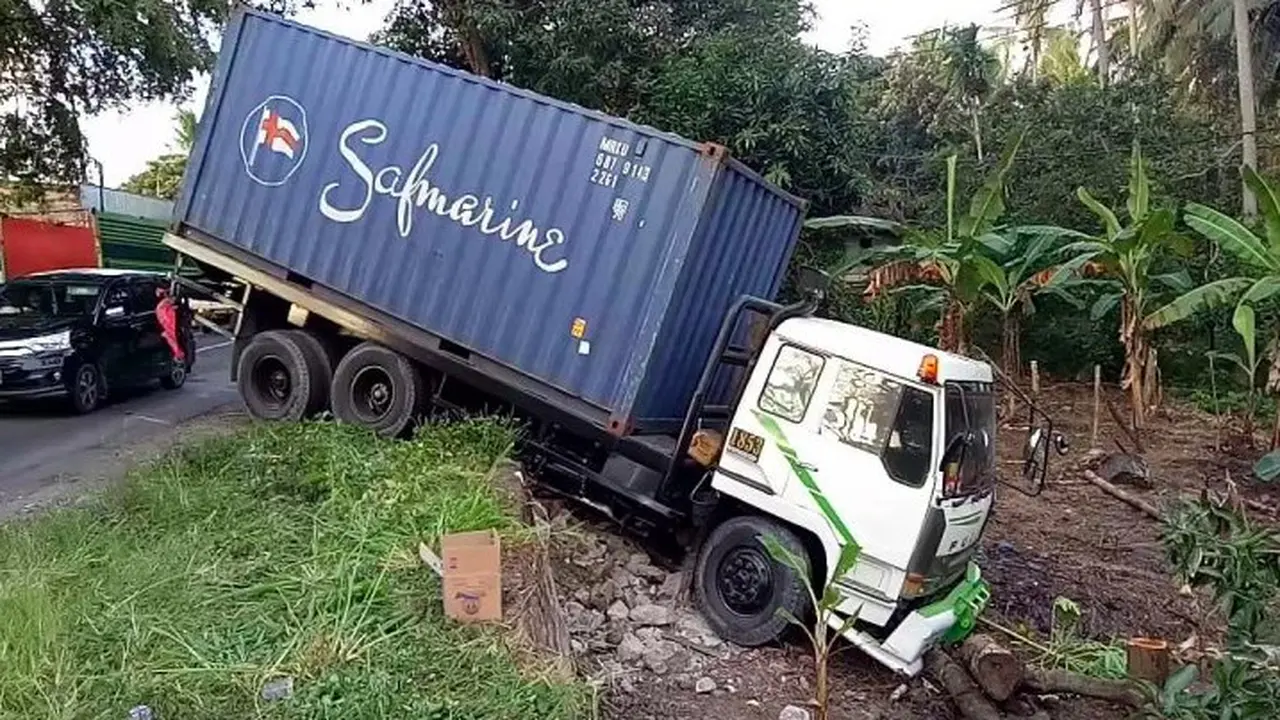 truk kontainer tersebut tak mampu menanjak lantaran beban yang berat (Fauzan)