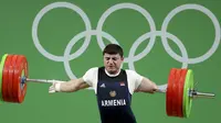 Lifter Armenia, Andranik Karapetyan, mengalami patah tulang saat tampil pada kelas 77 kg di Olimpiade Rio de Janeiro, Brasil, Kamis (11/8/2016). (Reuters/Stoyan Nenov)