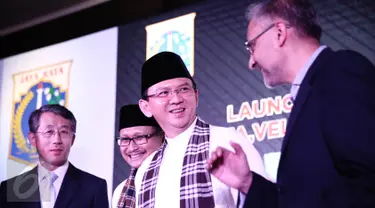 Gubernur DKI Jakarta Basuki Tjahaja Purnama (kedua kanan) berbincang bersama Dubes Inggris untuk Indonesia Moazzam Malik (kanan) pada peluncuran tiga proyek LRT, Velodrome dan Lapangan di Gedung KNPI, Jakarta, Rabu (22/6). (Liputan6.com/Faizal Fanani)