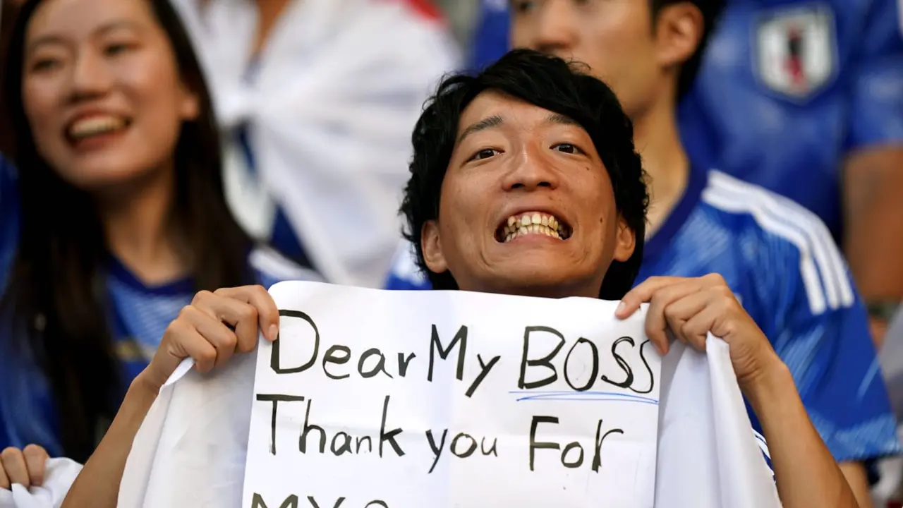 Suporter Jepang ini Viral Setelah Memberi Pesan untuk Bosnya saat Piala Dunia 2022