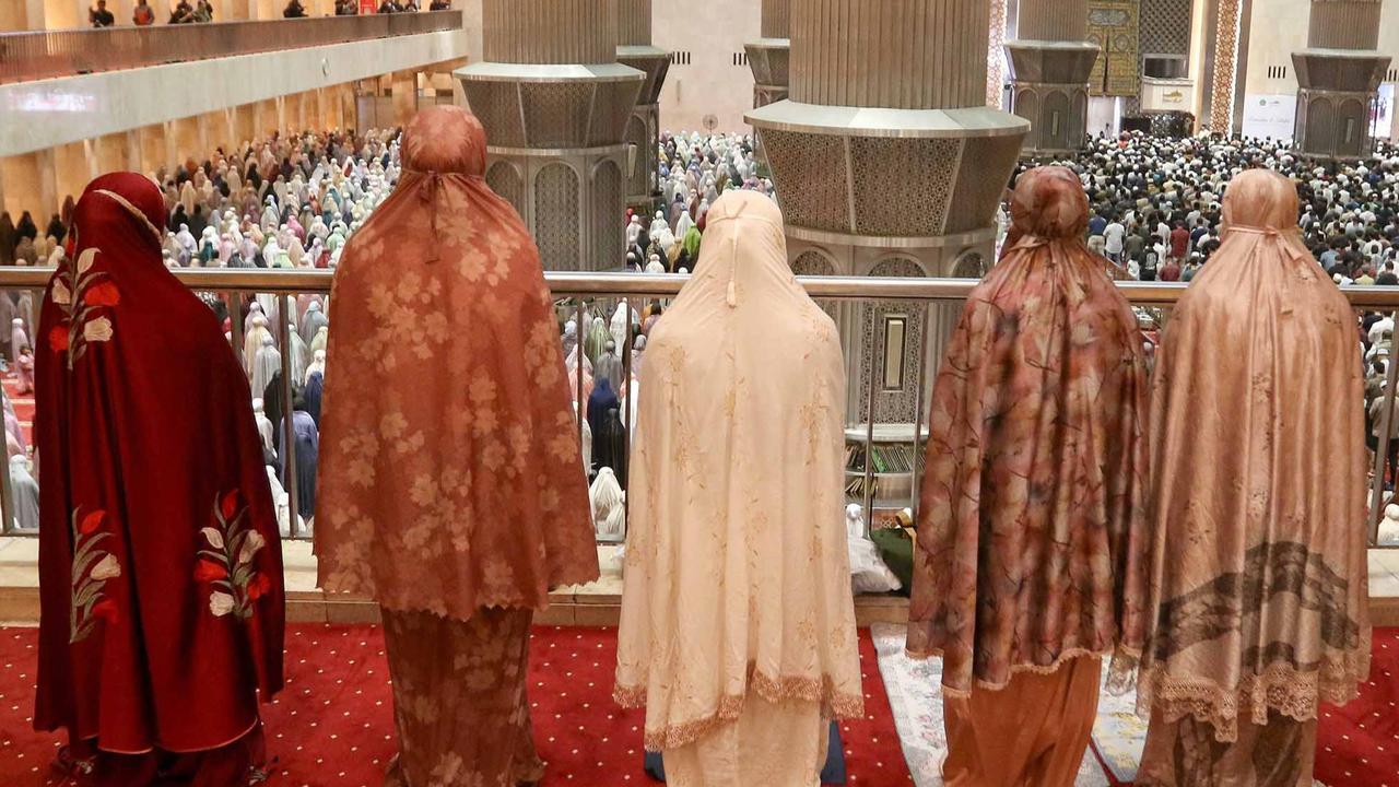 FOTO: Tarawih Pertama  di Bulan Ramadan , Ribuan Umat Islam Padati Mesjid Istiqlal
