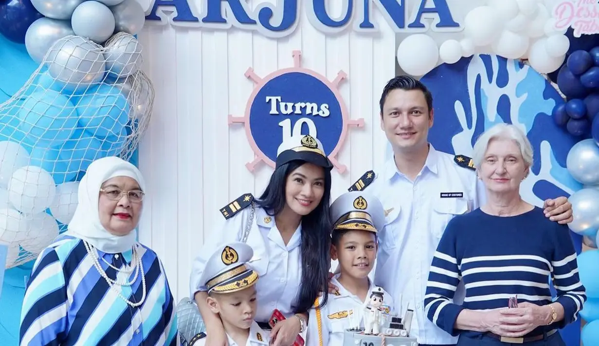 Pesta ulang tahun yang digelar di rumah Titi Kamall dan Christian Sugiono didekorasi meriah nuansa kebiruan. [@titi_kamall]