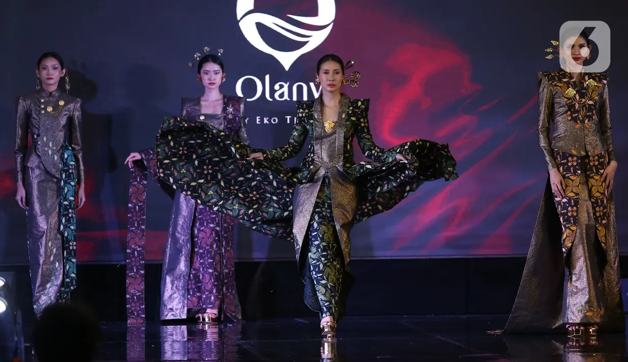 Model membawakan busana Batik Taliabu rancangan karya Eko Tjandra dalam Selaras Wastra saat  Cita & Cipta 2024 Liputan6 x Fimela di Shangrila Hotel, Jakarta, Rabu (31/7/2024). (Liputan6.com/Angga Yuniar)