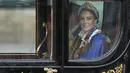 Kate Middleton datang ke Westminster Abbey bersama suami dan anaknya, Pangeran Louis dan Putri Charlotte. (AP Photo/Alessandra Tarantino)