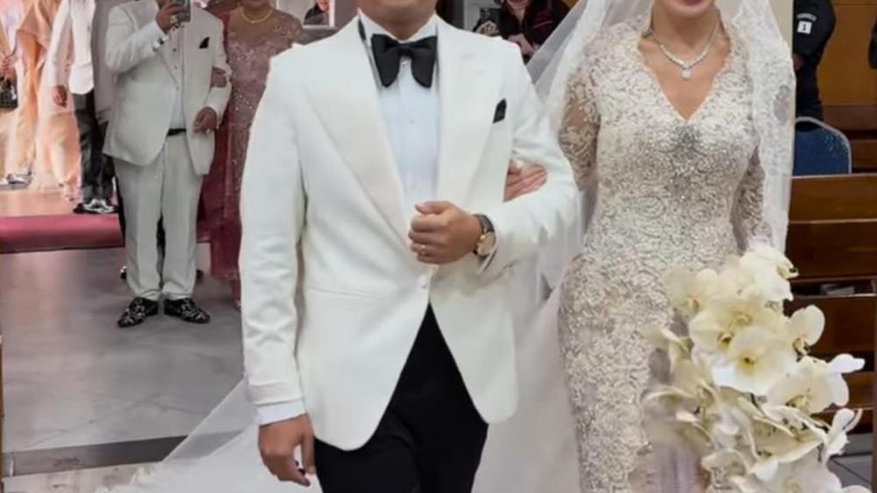 7 Potret Suasana Haru di Pernikahan Frank Hutapea, Hotman Paris Tampil Melow di Momen Sakral