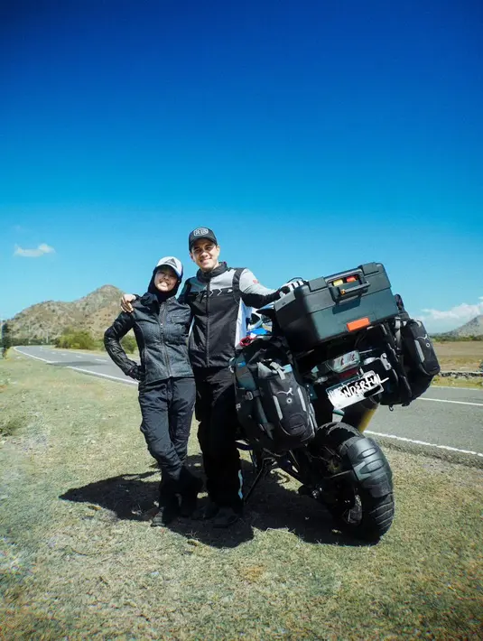 <p>Hampir dua dekade membina rumah tangga, pasangan ini juga kerap meluangkan waktu berdua. Seperti motoran bersama dengan teman-temannya. [Instagram/rio.stokhorst]</p>