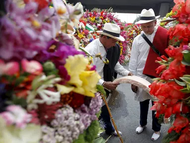 Warga melihat rangkaian bunga saat digelarnya festival bunga tahunan di Medellin, Kolombia, Minggu (9/8/2015). Festival yang dikenal dengan nama Silleteros Parade ini telah dilangsungkan sejak 1957. (REUTERS/Fredy Builes)