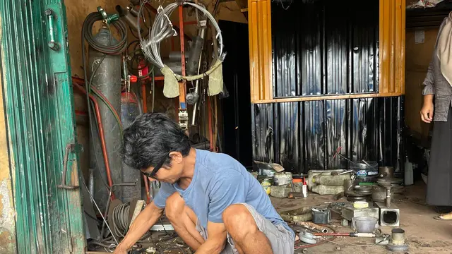 Endang Sedang Bekerja di Usaha Bengkel Neneng Yulianti