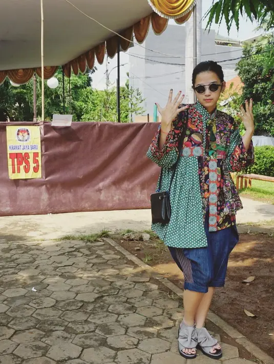 Selain kesan santai, Dinda pun sering tak ketinggalan kacamata hitamnya. Seperti yang terlihat di foto ini, Dinda yang tengah berada di Tempat Pemilihan Suara (TPS) juga memakai kacamata hitamnya. (Instagram/dindakanyaa)