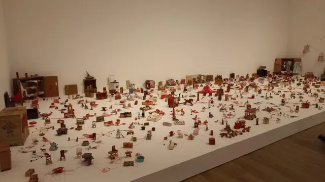 Instalasi Benang Simbol Koneksi yang Menggetarkan Jiwa Karya Chiharu Shiota di Museum MACAN