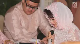 Aktris Sheza Idris saat pengajian di kediamannya kawasan Duri Kosambi, Jakarta, Kamis (10/08). Sheza Idris bersama keluarganya menggelar pengajian dan siraman jelang pernikahannya. (Liputan6.com/Herman Zakharia)