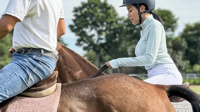 Nikita Mirzani saat berkuda, sumber Instagram: @nikitamirzanimawardi_172