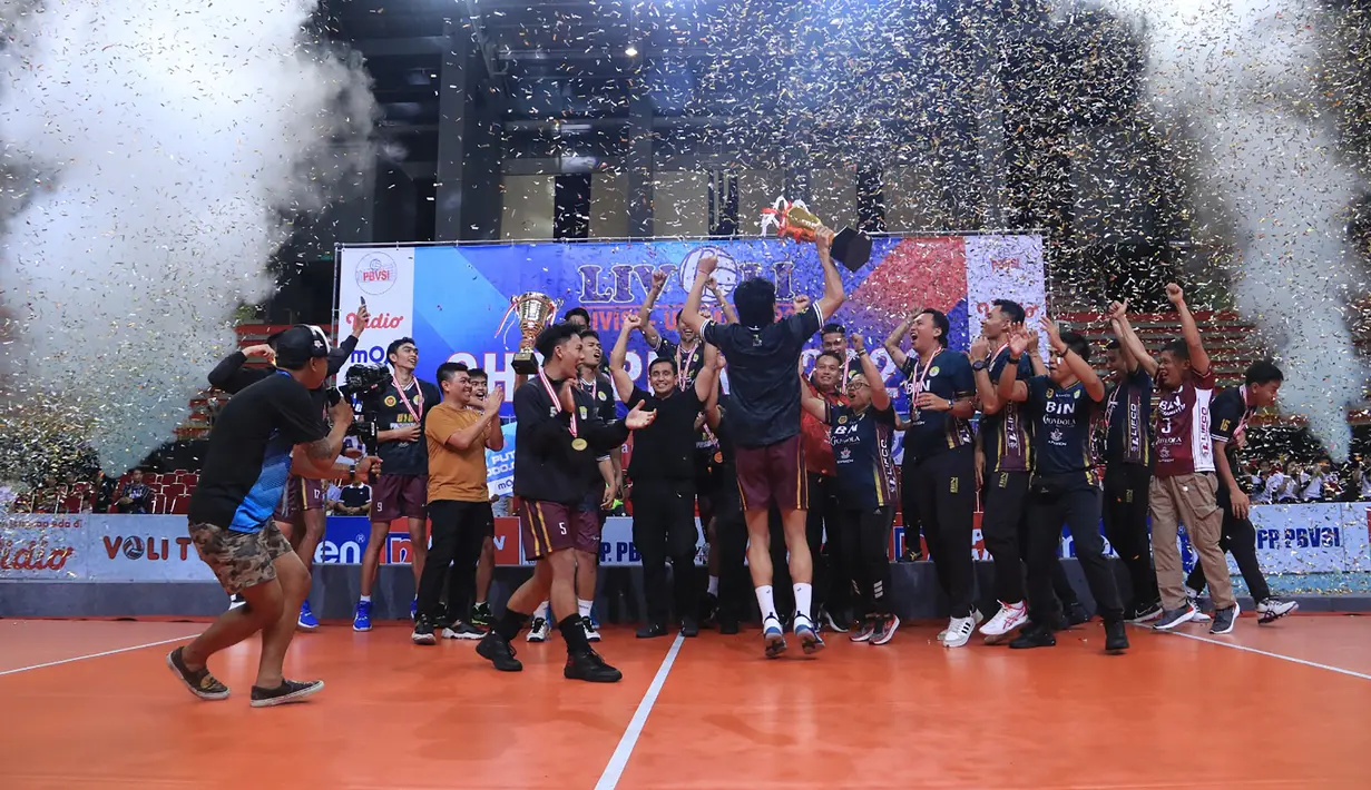 Selebrasi kemenangan para pemain dan ofisial tim BIN Pasundan dengan trofi juara Livoli Divisi Utama 2023 setelah mengalahkan LavAni pada laga grand final Livoli Divisi Utama 2023 di di GOR Joyoboyo, Kediri, Minggu (10/12/2023) malam WIB. BIN Pasundan menang 3-2 (25-19, 21-25, 22-25, 25-19 dan 15-12). (PBVSI)