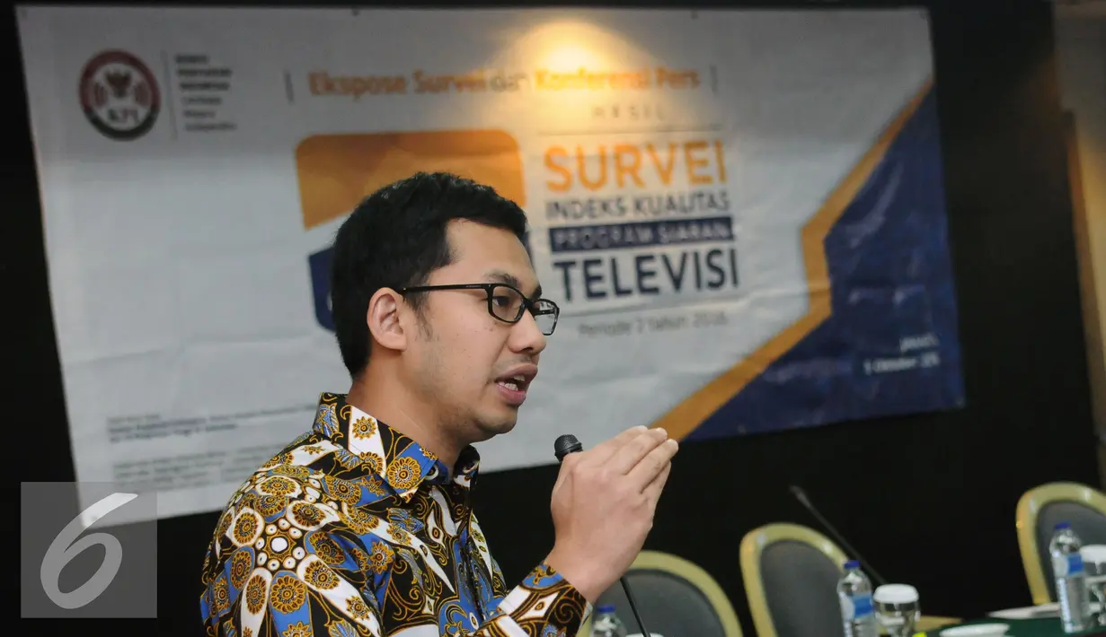 Ketua KPI, Yuliandre Darwis menyampaikan pandangan jelang rilis indeks kualitas program siaran televisi periode II 2016 di Jakarta, Rabu (5/10). Survei dilaksanakan tim dari ISKI dibantu 12 perguruan tinggi di Indonesia. (Liputan6.com/Helmi Fithriansyah)