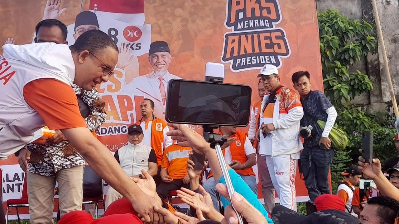 Terlihat, saat hendak meningalkan lokasi, Anies dikerubungi masyarakat yang ingin meminta untuk berfoto bersama dirinya di Lapangan Asia Biskuit Padang, Kota Padang Sumatera Barat.