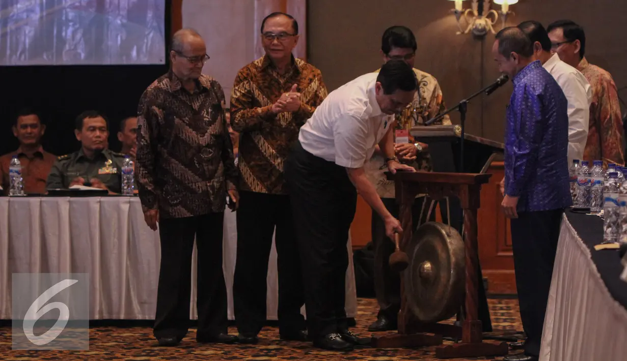 Menkopolhukam Luhut Binsar Panjaitan membuka acara Simposium Nasional Membedah Tragedi 1965, Jakarta, Senin (18/4). Simposium bertujuan merekonsuliasi kasus pelanggaran HAM dimasa lalu. (Liputan6.com/Faizal Fanani)