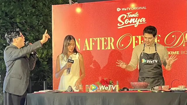 Raihaanun dan Maxime Bouttier dalam acara WeTV 'An After Office Date with Maxime Bouttier'. (Liputan6.com/Afradhiya N. R)