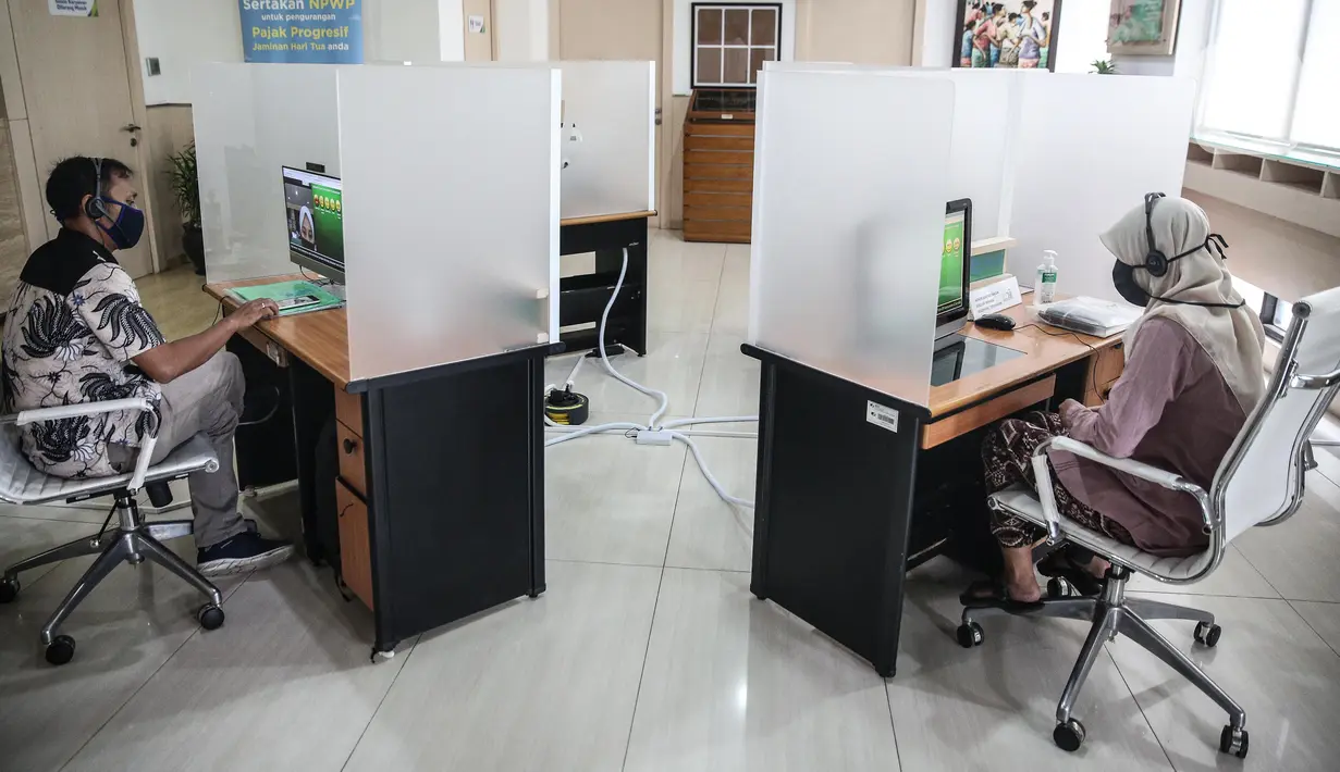 Peserta berkonsultasi dengan costumer service melalui Lapak Asik (Layanan Tanpa Kontak Fisik) di Kantor Cabang BPJamsostek Cilandak, Jumat (19/6/2020). Layanan dengan protokol kesehatan tanpa harus kontak langsung ini dalam rangka mencegah penularan COVID-19. (Liputan6.com/Faizal Fanani)