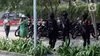 Anggota Korps Brimob Polri berjaga di kawasan Bundaran HI, Jakarta, Minggu (3/9/2023). TNI dan Polri menerjunkan 13.158 personel untuk pengamanan penyelenggaraan KTT ke-43 ASEAN. (Liputan6.com/Herman Zakharia)