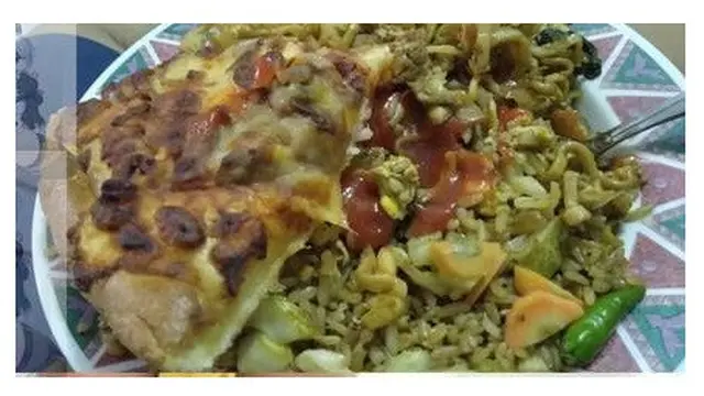 6 Perpaduan Nasi Goreng dengan Lauk Lain Ini Absurd Pol, Kocak