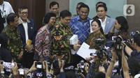 Menko Perekonomian Airlangga Hartarto (tengah) menyerahkan draft RUU Omnibus Law kepada Ketua DPR Puan Maharani di Kompleks Parlemen, Senayan, Jakarta, Rabu (12/2/2020). Pemerintah mengajukan RUU Omnibus Law Cipta Lapangan Kerja dan RUU Omnibus Law Perpajakan. (Liputan6.com/Johan Tallo)