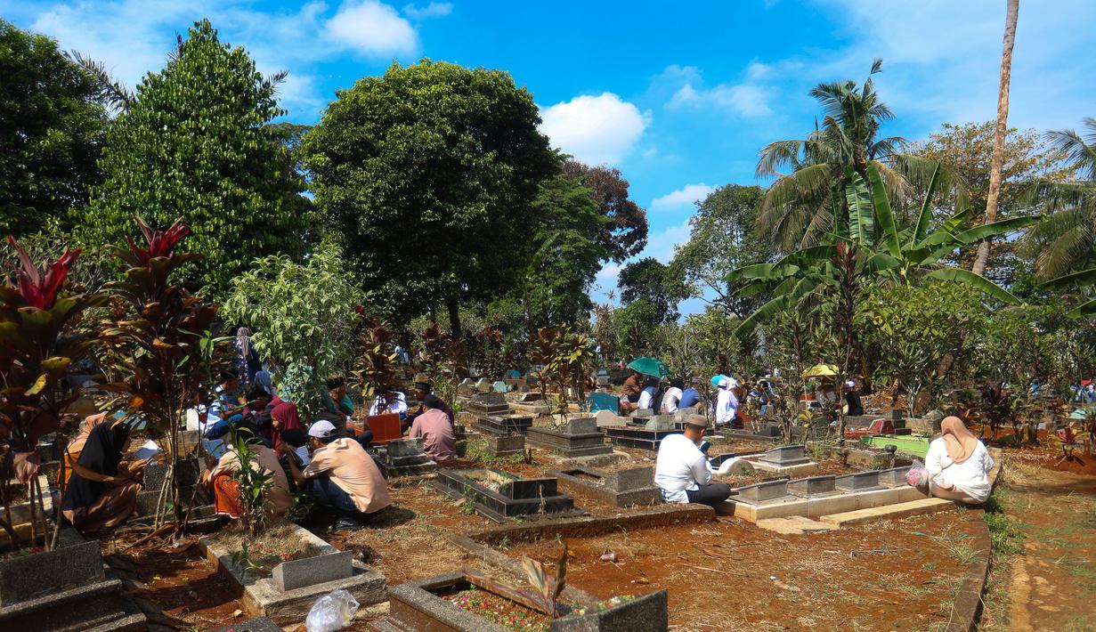 Sejumlah warga melakukan ziarah kubur usai melaksanakan salat Idulfitri 1447 Hijriah di salah satu Tempat Pemakaman Umum (TPU), Cibinong, Kabupaten Bogor, Jawa Barat, Sabtu (21/3/2026). (Kapanlagi.com/Budy Santoso)