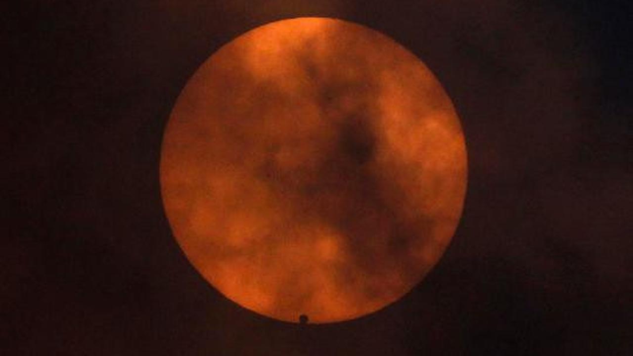 Saat Venus melintasi Matahari