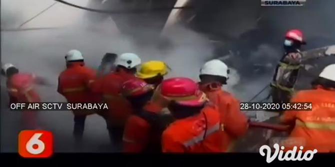 VIDEO: Kebakaran Hebat Hanguskan Gudang Mebel di Simorejo Sari Surabaya