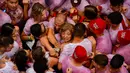 <p>Orang-orang berpakaian merah dan putih memenuhi alun-alun balai kota saat pembukaan resmi Festival San Ferm&iacute;n 2023 di Pamplona, Spanyol, Kamis (6/7/2023). San Fermin adalah festival yang sangat terkenal di Kota Pamplona. (AP Photo/Alvaro Barrientos)</p>