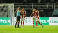 Para pemain Persis Solo melakukan protes keras kepada wasit Heru Cahyono dalam laga lanjutan BRI Liga 1 2023/2024 di kandang Persebaya Surabaya, Rabu (13/12/2023) malam WIB. (Dok. Persis Solo)