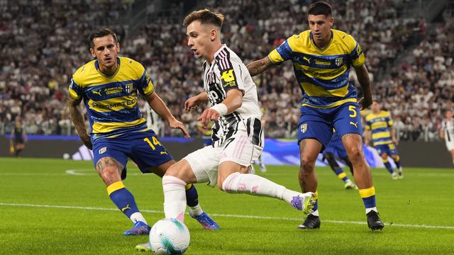 Francisco Conceicao dari Juventus (tengah) berebut bola dengan Emanuele Valeri (kiri) dan Lautaro Valenti dari Parma