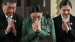 Perdana Menteri Thailand Paetongtarn Shinawatra (tengah) dan Wakil Perdana Menteri Thailand Phumtham Wechayachai (kiri) memberi isyarat saat memberikan keterangan kepada wartawan setelah penangguhannya oleh Mahkamah Konstitusi di Government House, Bangkok pada 1 Juli 2025. (Lillian SUWANRUMPHA/AFP)