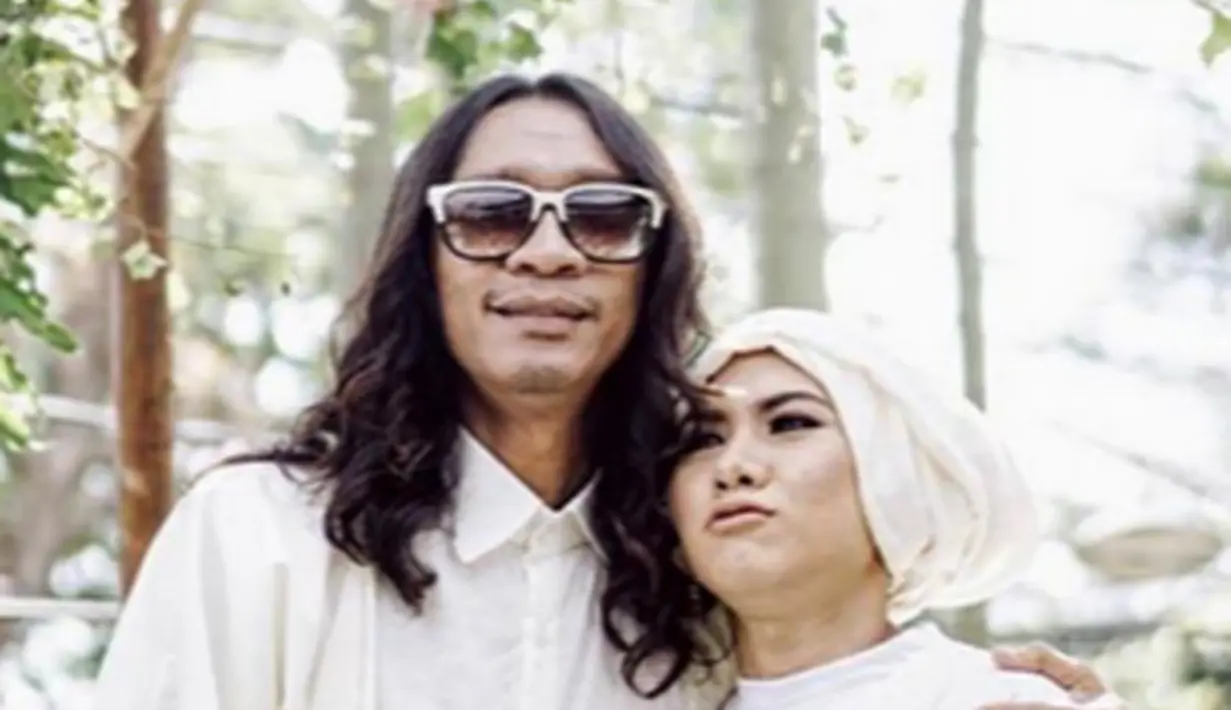 Pasangan yang menikah di awal bulan Juni ini menggelar resepsi yang sederhana dan bernuansa putih. Sederet selebriti pun turut hadir dan merasakan kebahagiaan momen pernikahannya. (instagram/Bintang.com)