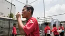 Seorang pesepak bola ASIOP Apacinti tampak lelah usai bertanding. (Bola.com/Vitalis Yogi Trisna)
