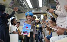 Potret Anak-Anak Turut Meramaikan Hari Pahlawan Nasional di LRT Jabodebek