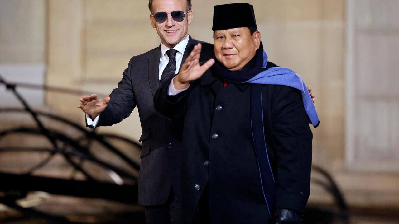 FOTO: Momen Keakraban Prabowo dan Macron dalam Pertemuan di Istana Elysee
