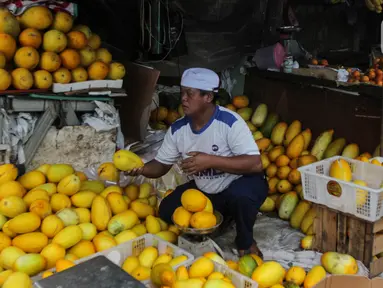 Pedagang menyortir buah timun suri di Pasar Palmerah, Jakarta, Selasa (28/3/2023). (Liputan6.com/Johan Tallo)